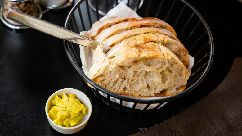 18 Best Steakhouse Bread Baskets Across The US Worth Saving Room For